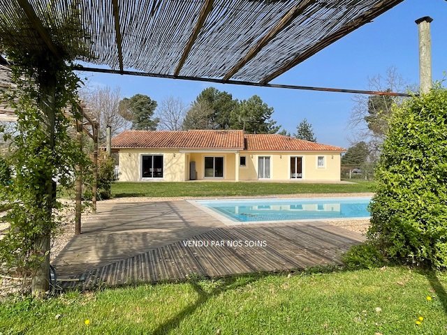 Plain-pied 150m2 avec garages, piscine et beau terrain clos.