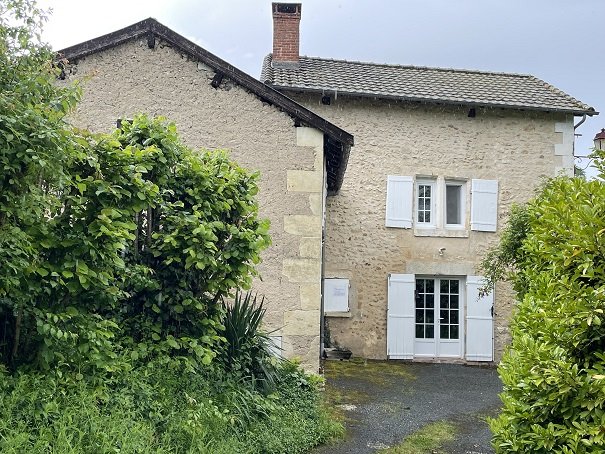 Maison en pierre, 164 m2 avec jardin et garage.