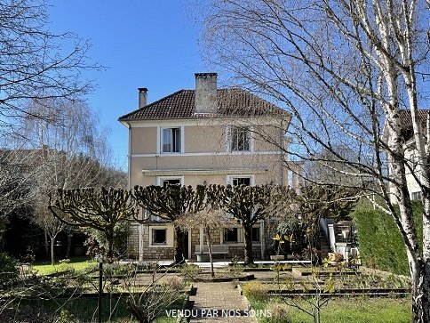 Maison 7 pièces 178 m² avec grand jardin et 2 garages.